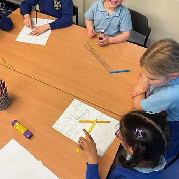 Plant yn creu posteri ar ddiogelwch digidol