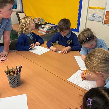 Plant yn mwynhau gwneud posteri ar ddiogelwch digidol